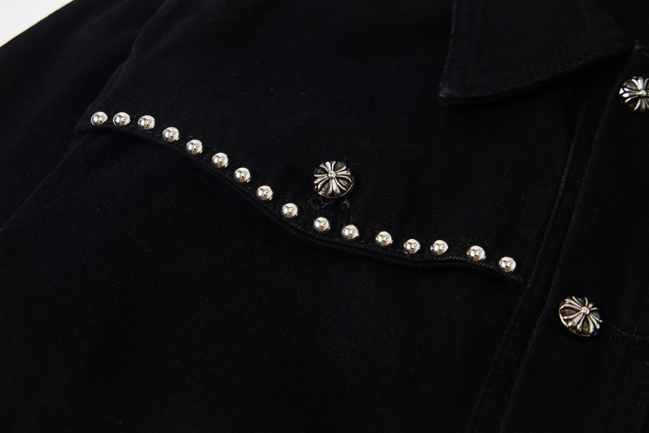 P280 Chrome Hearts Chrome Hearts heavy-duty denim jacket with rivets and multiple farts. The same model as the Internet celebrity star. The cross-printed denim jacket has a unique cross design element and is full of design. It is made of 100% denim cotton fabric with heavy coarse yarn count, which ensures a stiff and tough silhouette while being soft, comfortable and breathable. The lapel is designed with silver buttons and is full of texture. The classic white cross logo is all over the dress, making it a perfect versatile style for spring and summer! The original loose version is made of high-quality pure cotton fabrics. The fabric pattern is high-definition and delicate without burrs. It is comfortable and breathable to wear. All the buttons are molded and customized. It is casual and fashionable and can be matched with any bottoms. It can be windproof and sunproof in spring and summer. It can be worn outside in autumn and winter! Easily concave shape makes you look slimmer and taller, perfect for both men and women! Style number: 1764# Color: Black Size: S M L XL